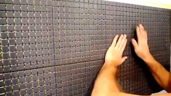 Укладка листовой мозаичной плитки на стену